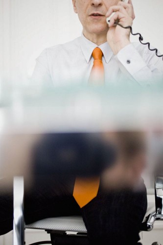 Photographie corporate artistique d’un homme assis à son bureau. | Philippe DUREUIL Photographie