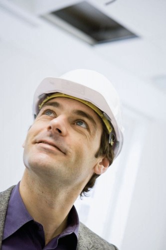 Photographie corporate de portrait d'un homme sur un chantier. Reportage corporate métier réalisé pour l' agence : Thélème.  DA : Brigitte Chenu. Client : Spie Batignolles | Philippe DUREUIL Photographie