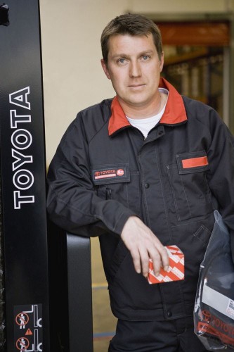 Portrait métier d'un mécanicien. Reportage corporate réalisé pour TOYOTA Material Handling Europe. | Philippe DUREUIL Photographie