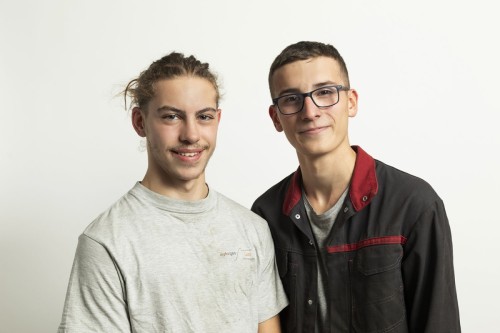 Portrait corporate de 2 jeunes apprentis alternants en formation dans le secteur industriel. Photographie corporate réalisée en studio mobile sur site pour le Groupe Lebronze Alloys. | Philippe DUREUIL Photographie