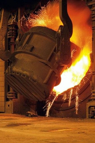 Photo industrielle d'une poche de métal en fusion. Reportage industriel sur un site sidérurgique. | Philippe DUREUIL Photographie