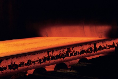 Photographie industrielle d'un brame fusion en sortie du laminoir dans une aciérie. Reportage industriel réalisé sur film inversible argentique. | Philippe DUREUIL Photographie
