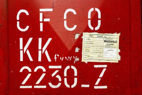 Photo industrielle graphique - Typo blanche sur fond rouge. | Philippe DUREUIL Photographie