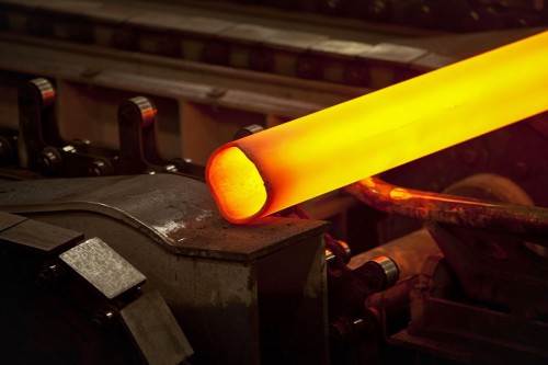 Tube d'acier en fusion en sortie de forge. | Philippe DUREUIL Photographie
