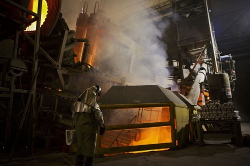 Ouvrier au travail dans une aciérie, il porte des vêtements de protection aluminisés. Youngstown - Ohio - USA | Philippe DUREUIL Photographie