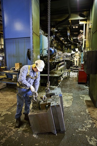 Ouvrier au travail dans une usine de traitement thermique de l'acier. Muskogee - Oklahoma - USA | Philippe DUREUIL Photographie