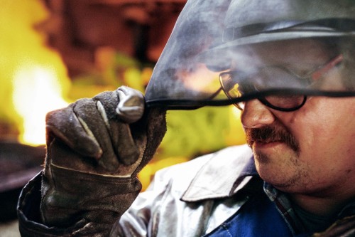 Photo industrielle de portrait d'une homme au travail dans une aciérie. Film argentique inversible. | Philippe DUREUIL Photographie