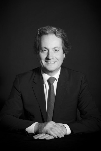 Photo de portrait corporate en noir et blanc d'un dirigeant réalisée en studio à Paris. | Philippe DUREUIL Photographie